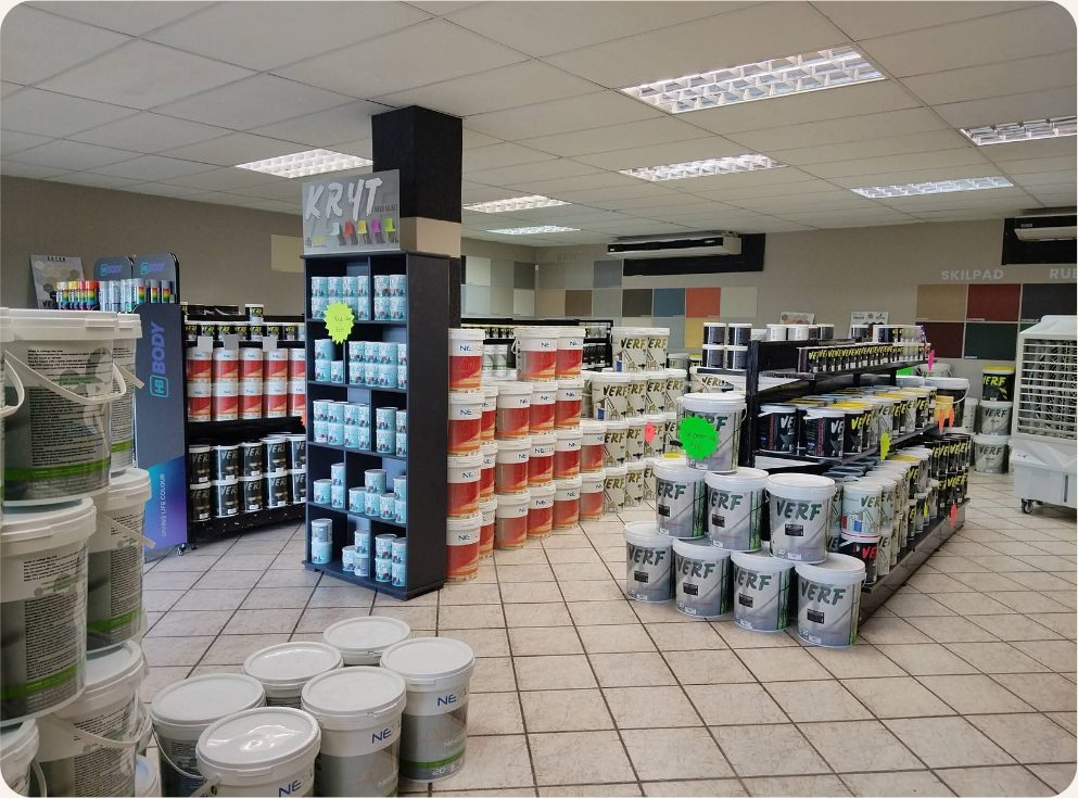 Binne Die Kalahari Verfhuis: rakke vol VERF-produkte en kleurstale